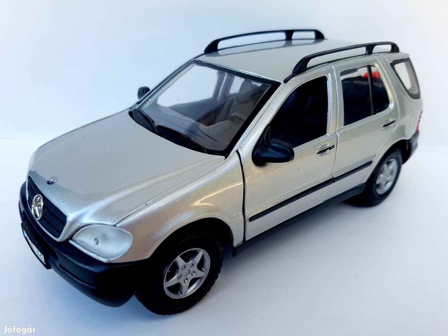 1/24 Mercedes-Benz ML320 Maisto kiadású autómodell 