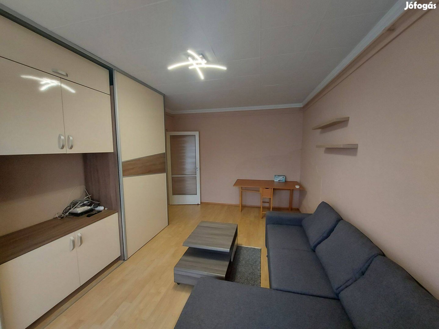 1+2 félszobás IV. emeleti bútorott, klímás lakás kiadó Tiszaújvárosban