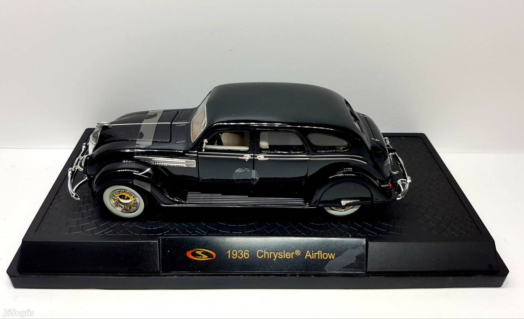 1/32 Chrysler Airflow (1936) autómodell 