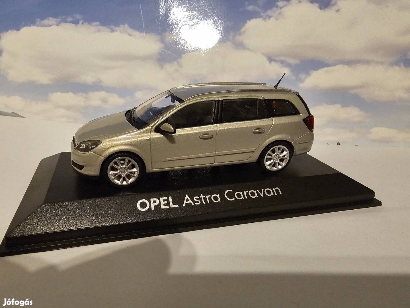 143 143 opel Astra H caravan,Ezüst
