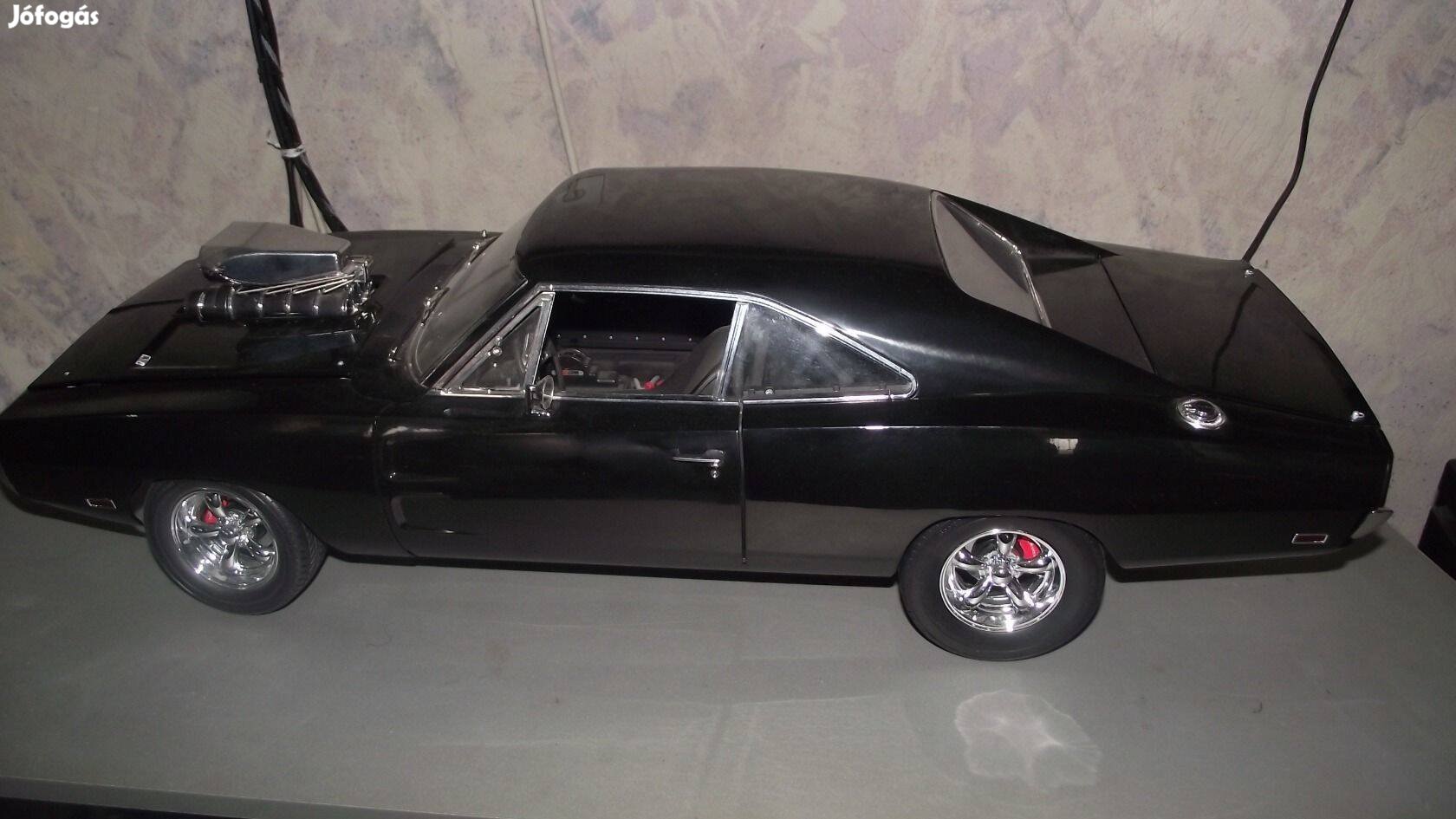 1:8 méretarányú Halálos Iramban Dodge Charger + Ujságok