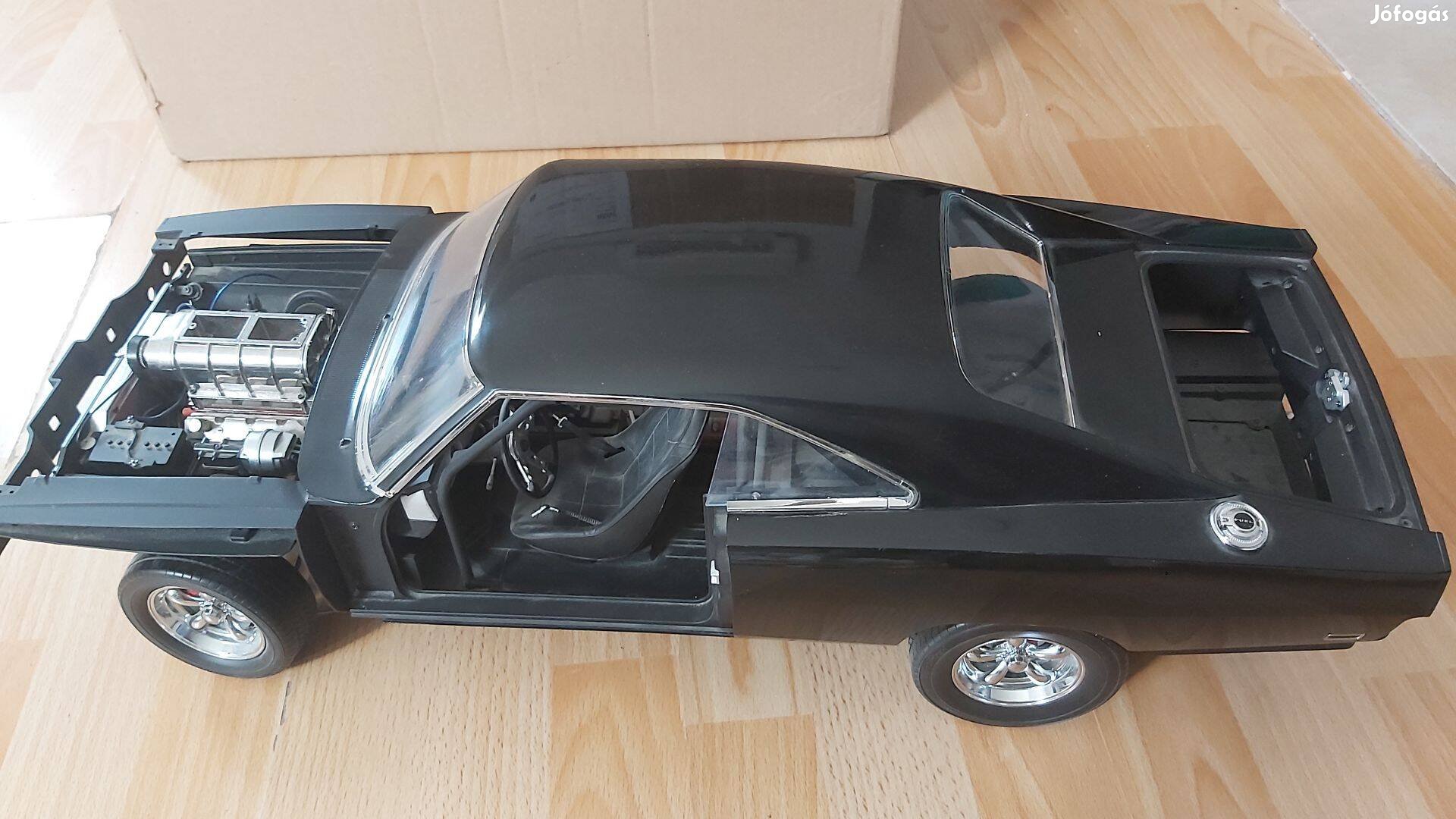 1:8 méretarányú Halálos Iramban Dodge Charger+ bontatlan lapszámok