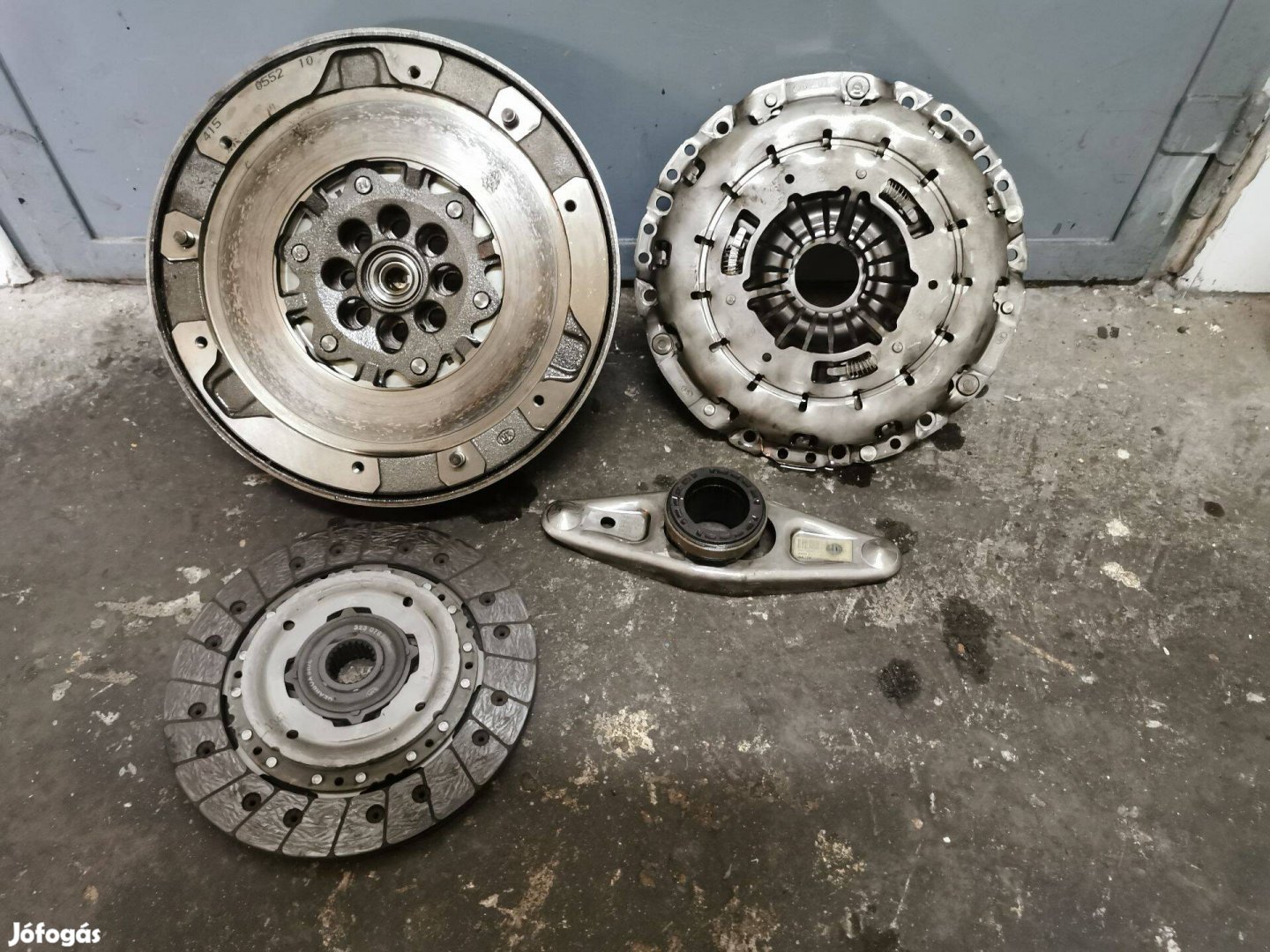 1. BMW E81 N4720D LUK kettőstömegű + kuplung + kinyomócsapágy + kuplun