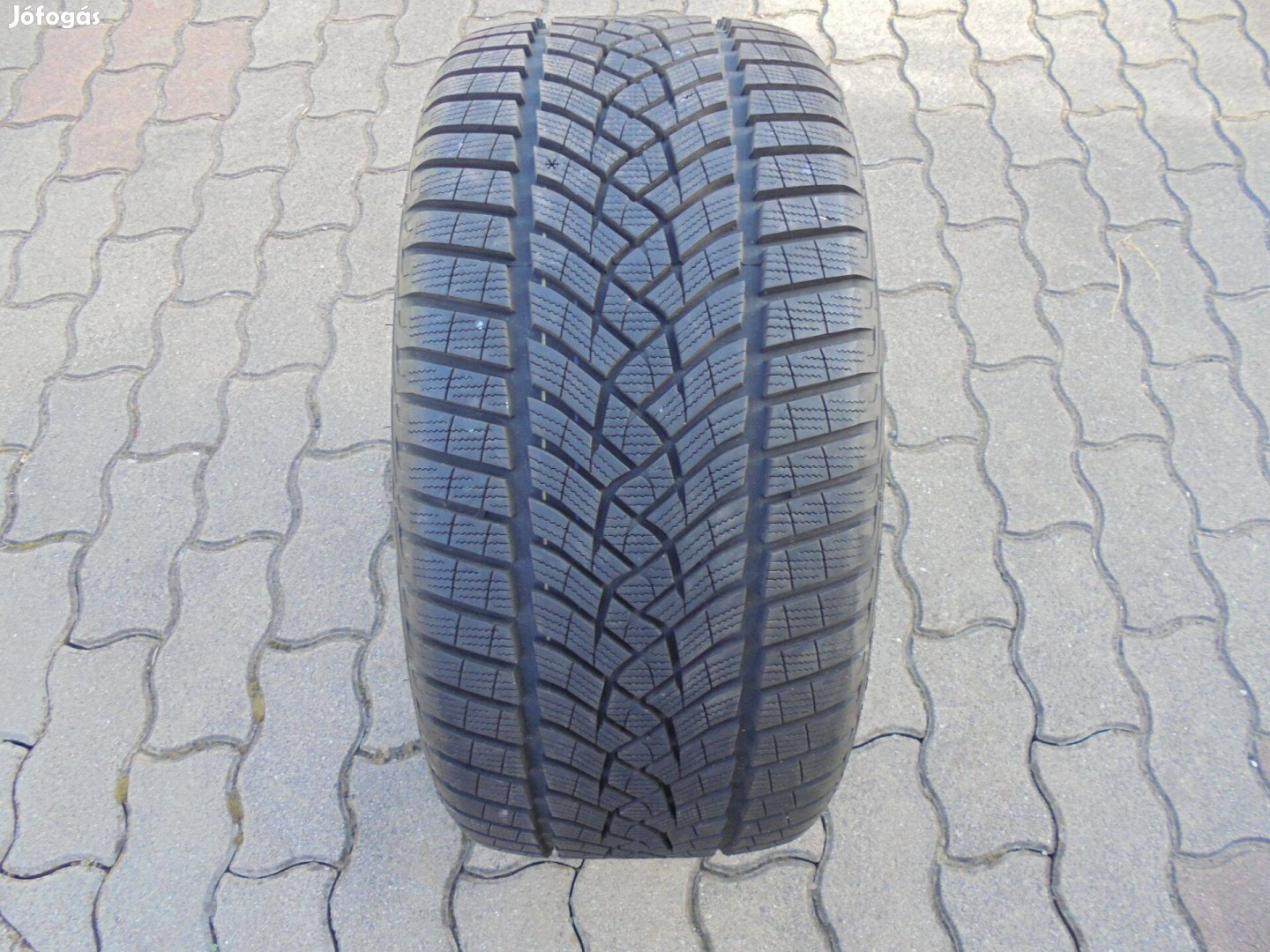 1 db 255/35 R 19-es Prémium téli gumi eladó