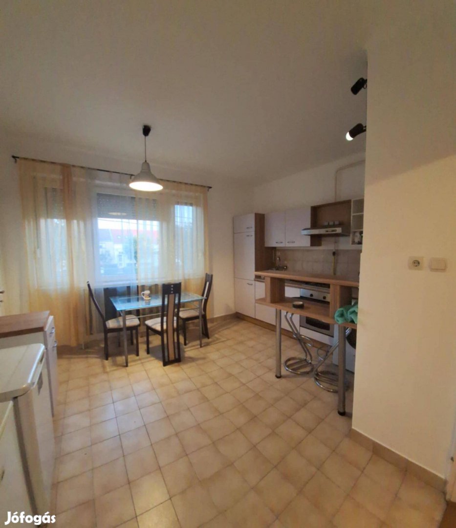 1 emeleti, nagyméretű lakás liftes társasházban eladó