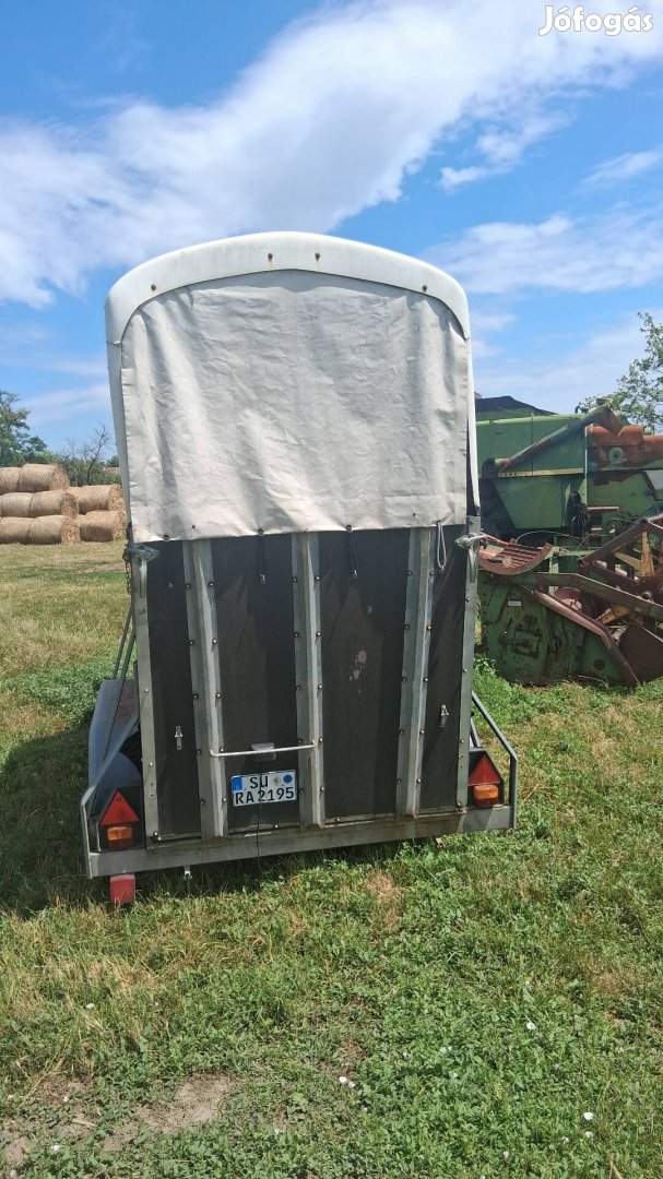 1-es lószállító eladó cserélhető utánfutóra