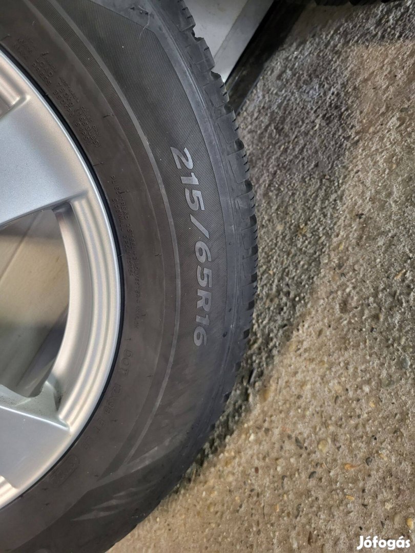 1 évet használt 215/65R16 téligumi szett alufelnivel eladó