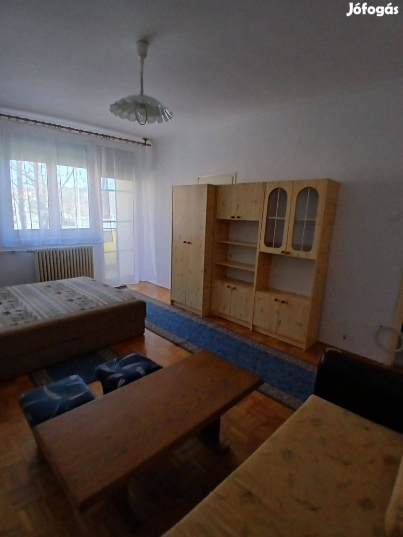 1 lakószobás, erkélyes magasföldszinti tégla lakás Veszprémben kiadó