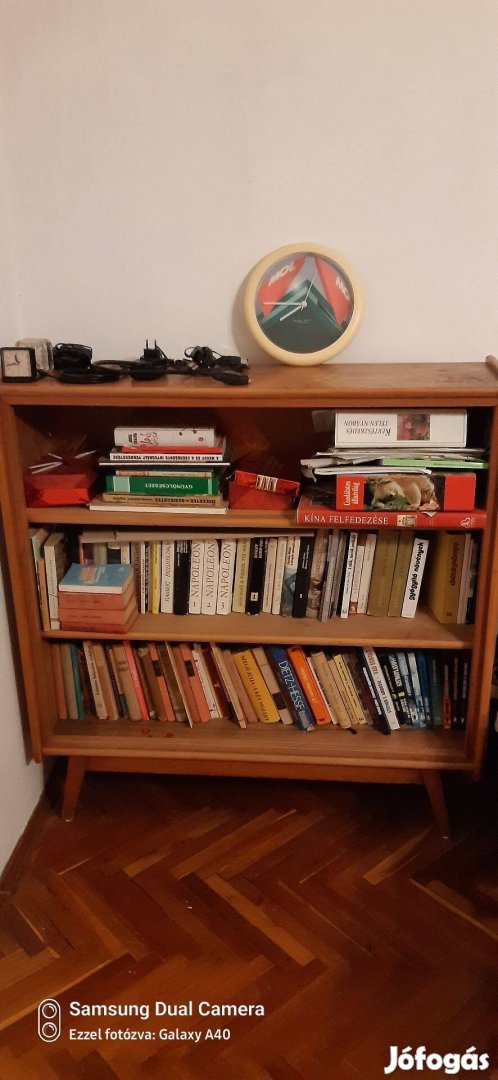 1 m X 1 m-es könyvesszekrény eladó