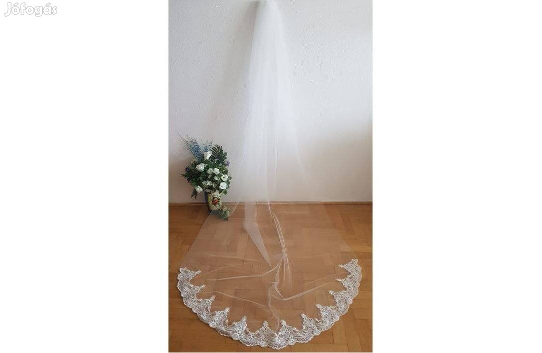 1 rétegű, csipkés szélű Ekrü, 3 méteres menyasszonyi fátyol (92.2)
