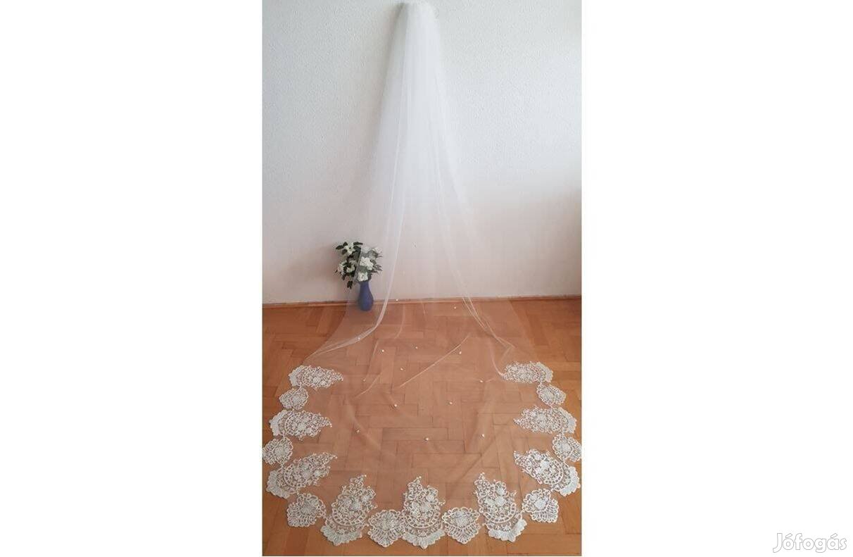 1 rétegű, csipkés szélű Ekrü, 3 méteres menyasszonyi fátyol (95.2)