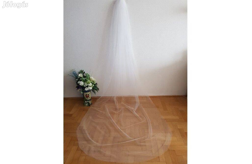 1 rétegű, szegetlen szélű, Hófehér, 2,5 méteres menyasszonyi fátyol