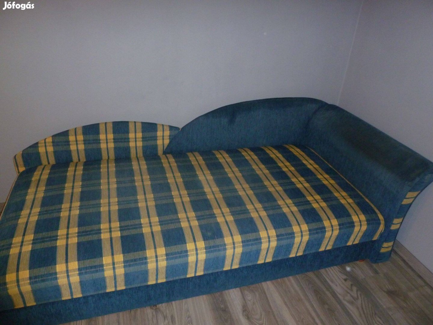 1 személyes ágy ágynemű tartós + 2 db fotel