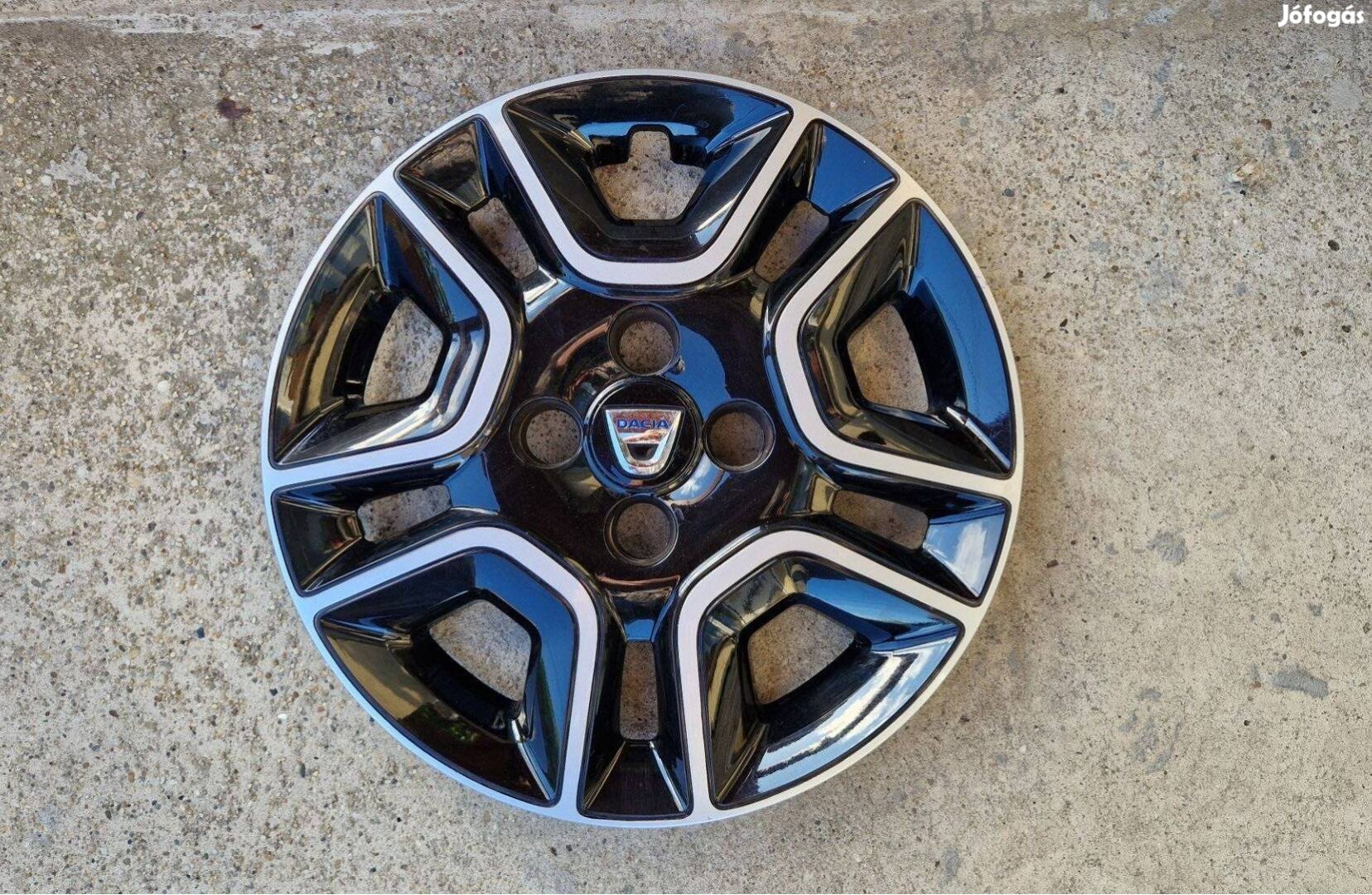 1db 14" Dacia Spring gyári dísztárcsa. Újszerű!