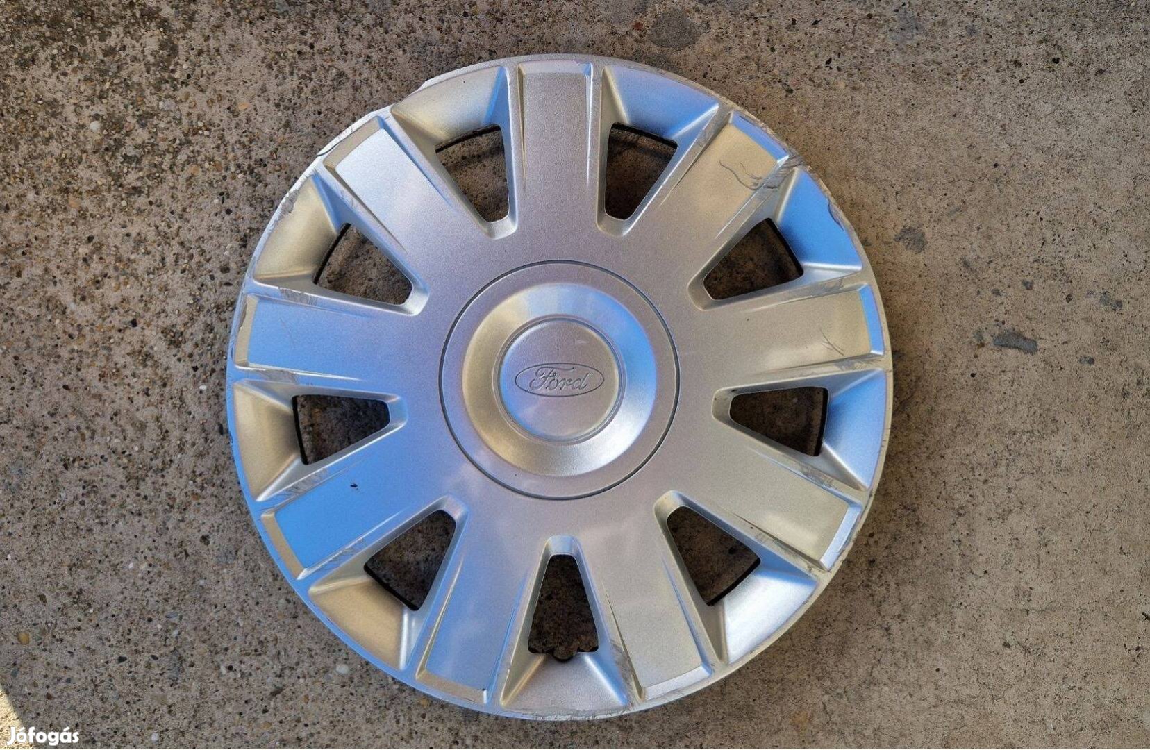 1db 15" Ford gyári dísztárcsa. Sérült!