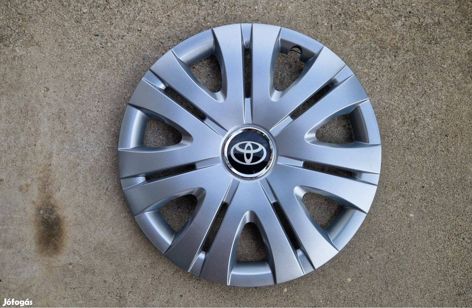 1db 15" Toyota emblémás újszerű dísztárcsa