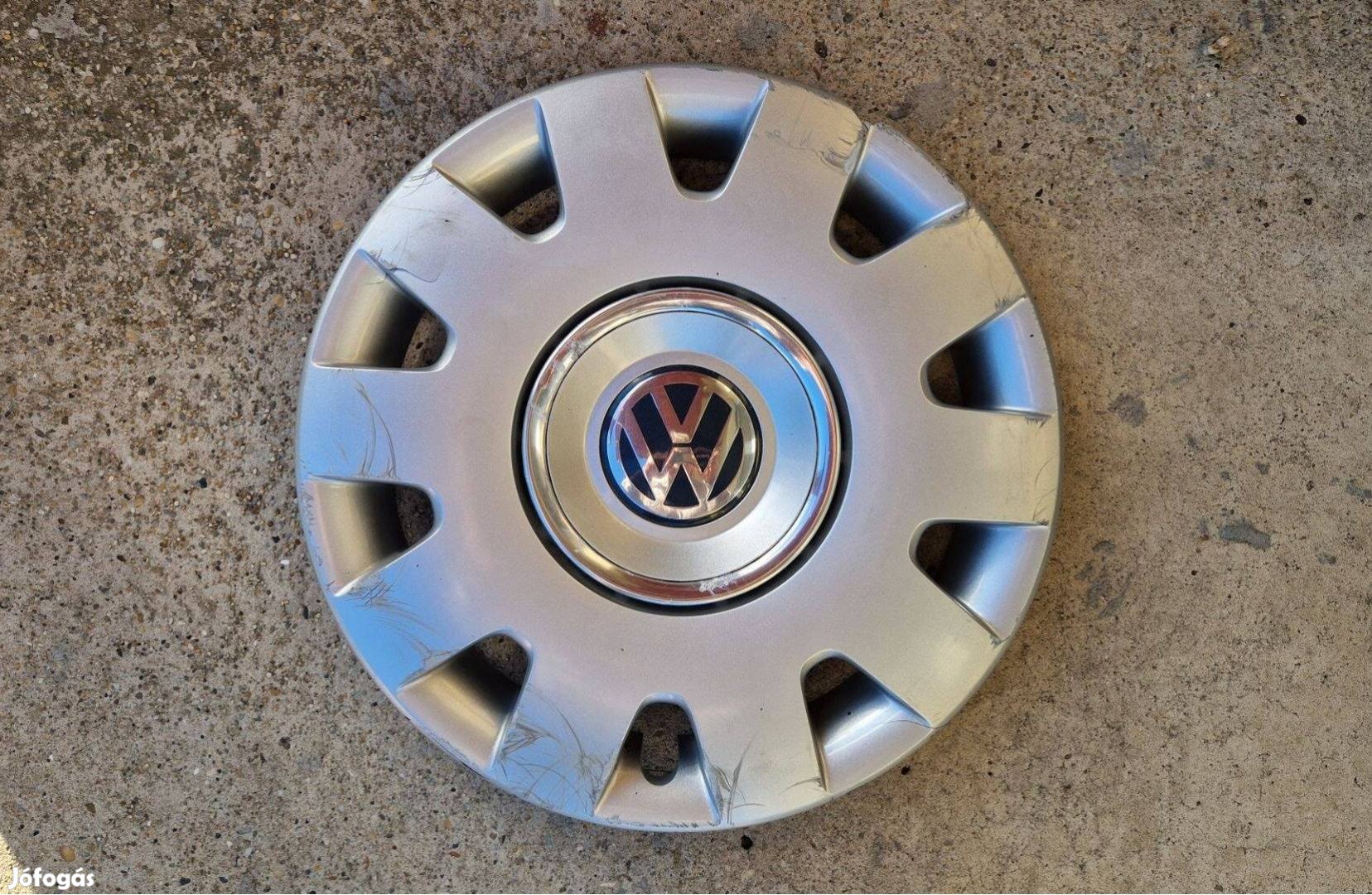1db 15" VW Volkswagen gyári dísztárcsa. Peremsérült!!