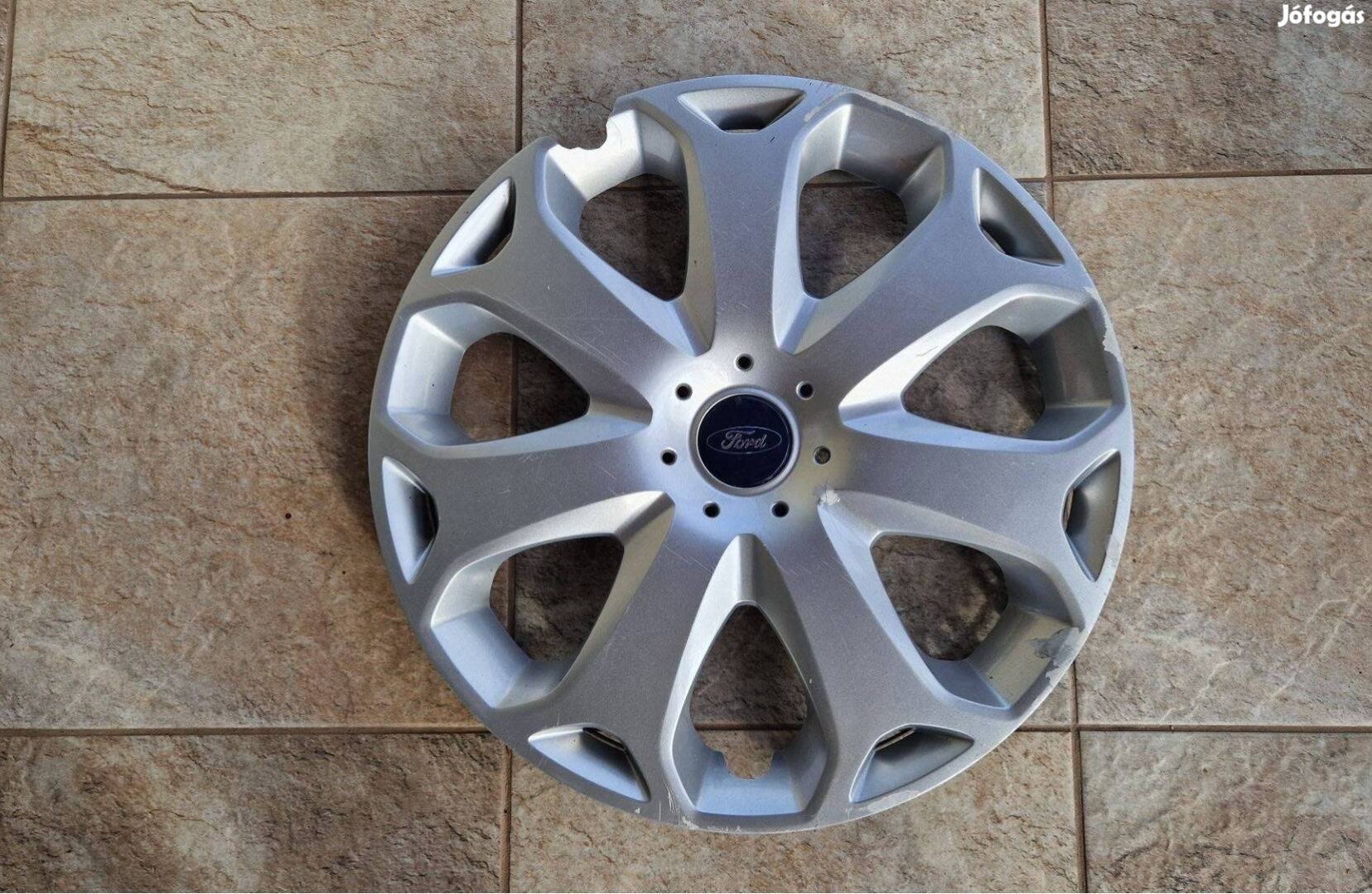 1db 16" Ford gyári dísztárcsa használható sérüléssel