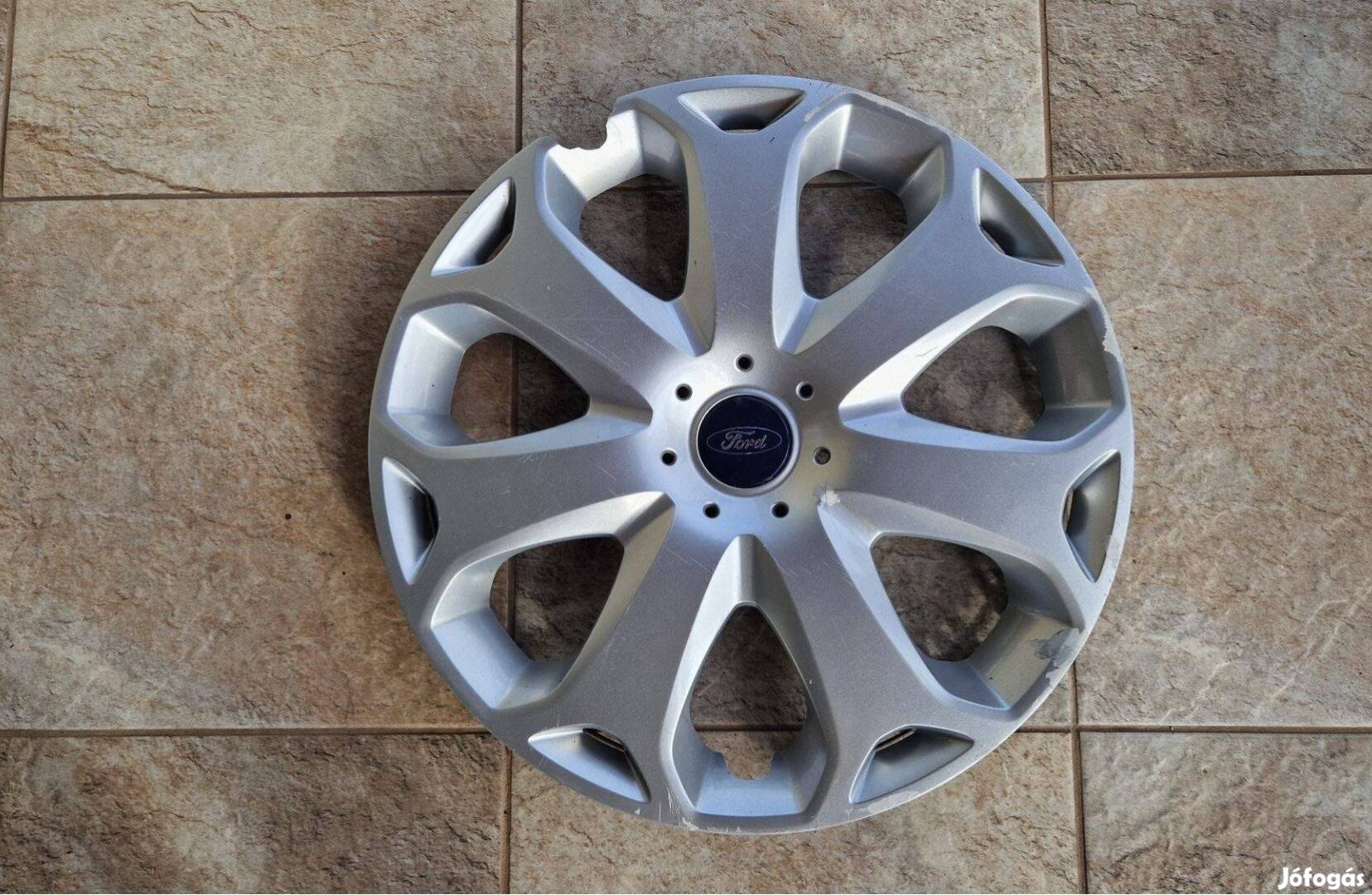 1db 16" Ford gyári dísztárcsa használható sérüléssel