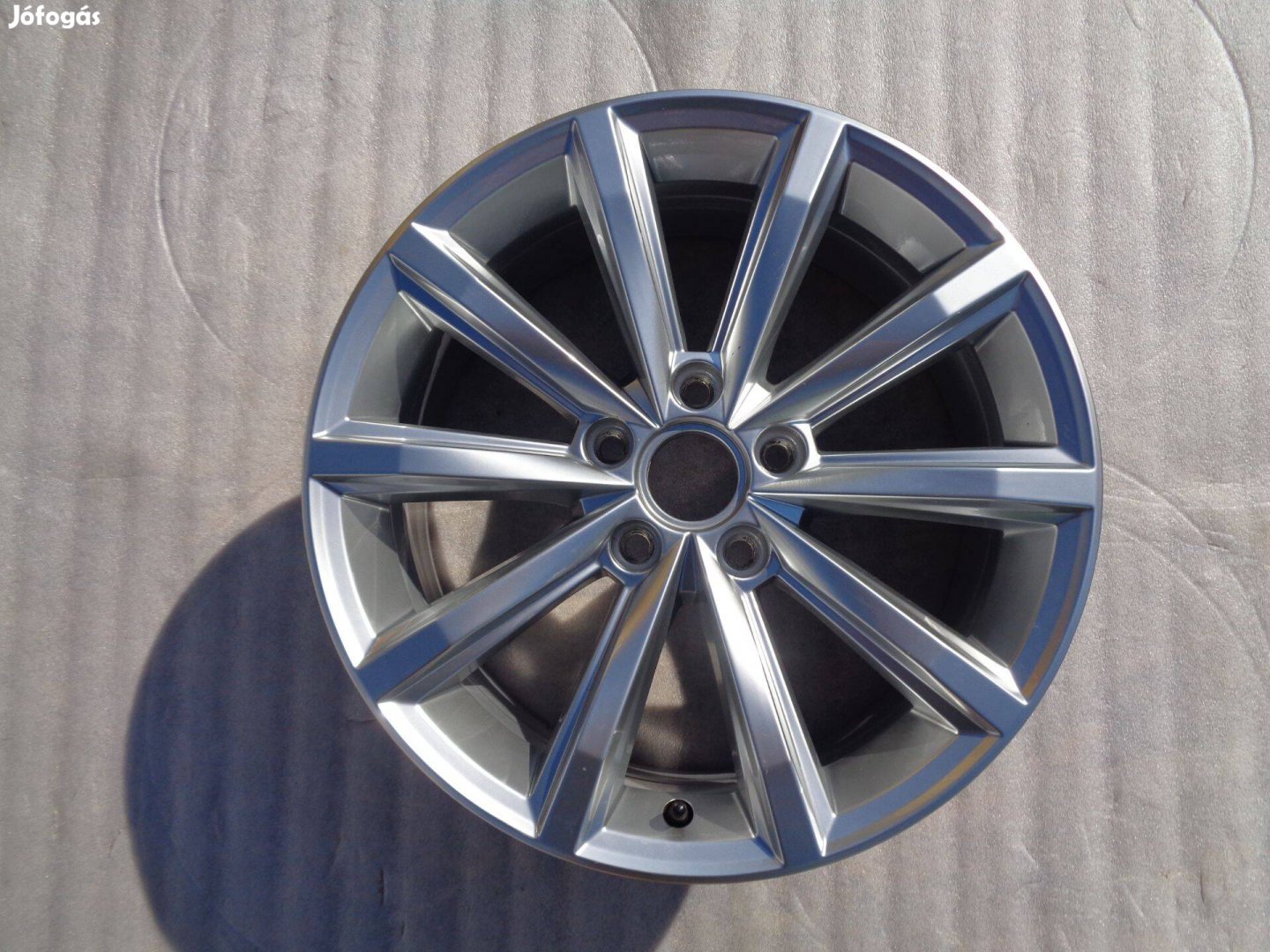 1db VW Passat gyári alufelni 17-es újszerű állapotban eladó