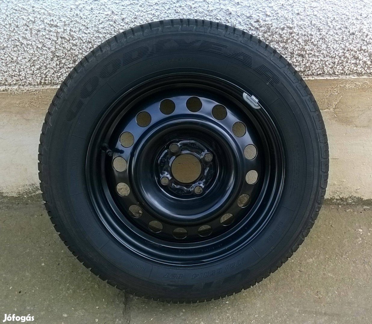 1db új 14-es 4x100 Renault lemezfelni 175/65R14 nyári gumival eladó