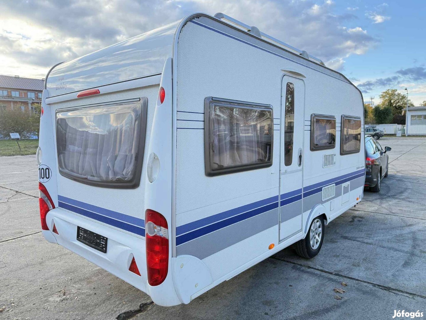 2009 Hobby Exellent 450 lakókocsi kiváló állapotban 1200 kg össztömeg