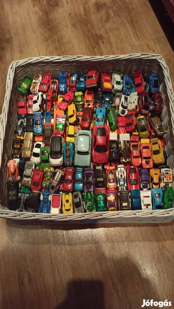 200 db Hot Wheels és egyéb kisautók