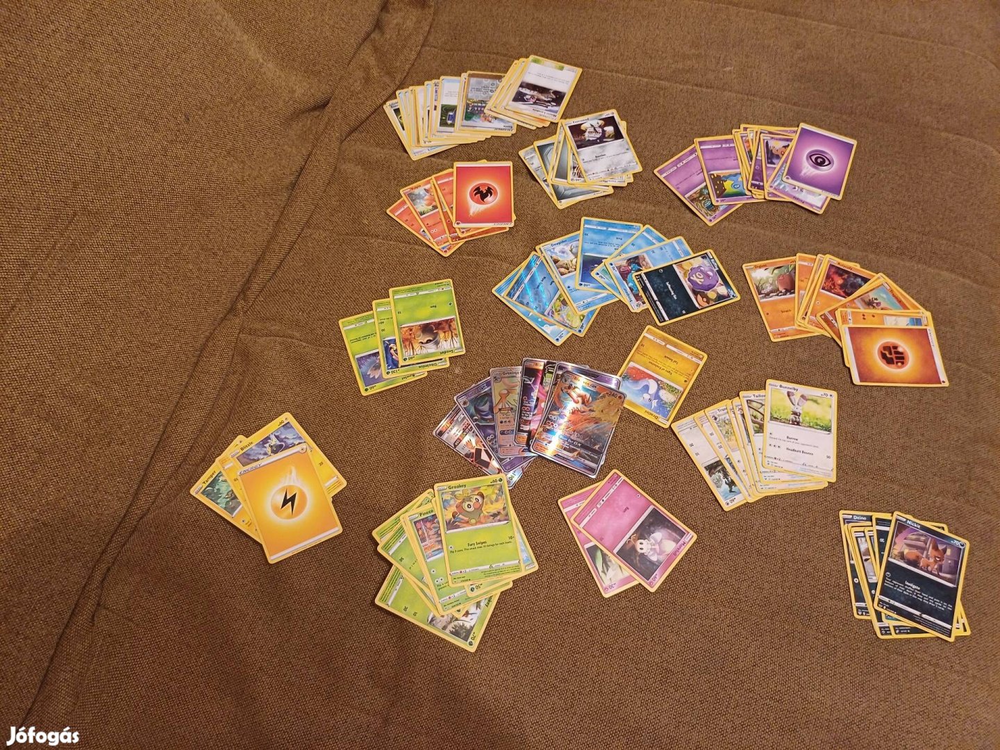 200 pokémon kártya + egy pokémonos doboz +egy coin