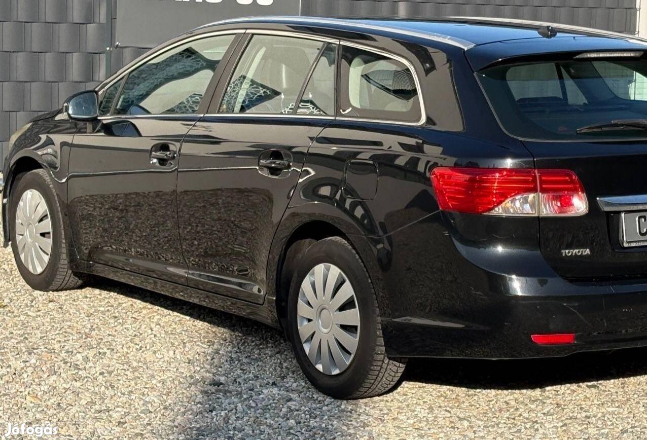 2013-as Toyota Avensis kombi csomagtér roló