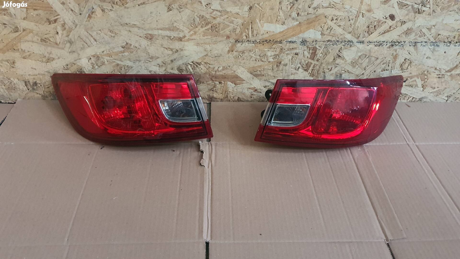 2016 Renault Clio hátsó lámpa  24.08