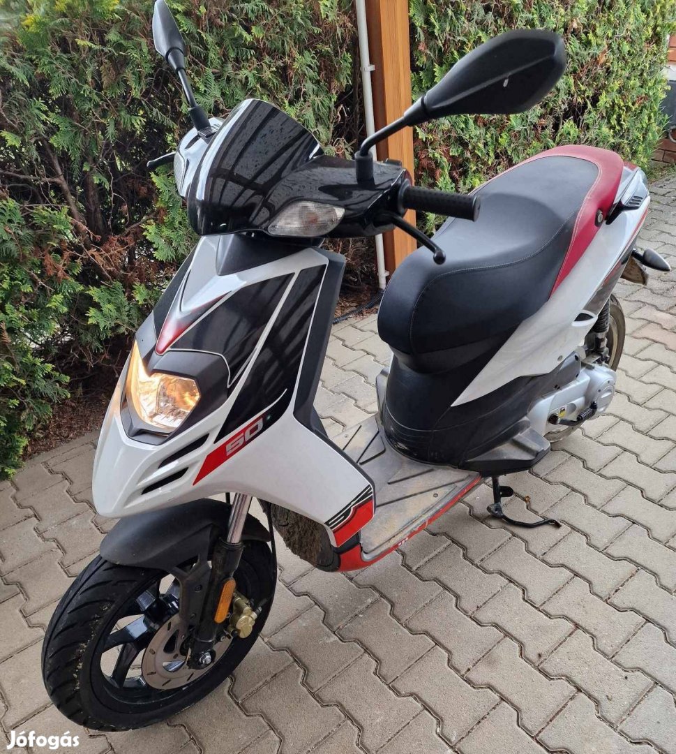 2017 Aprilia SR 50 motard robogó