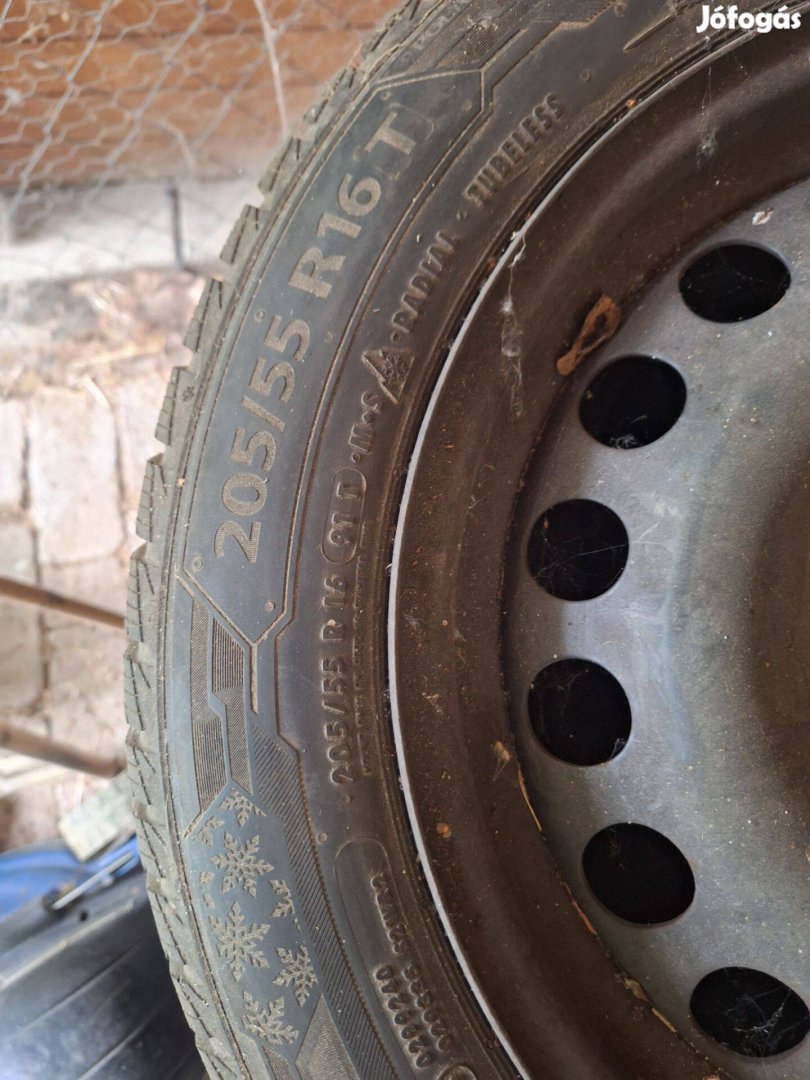 205/55 R16 téligumi szett felnivel és dísztárcsával