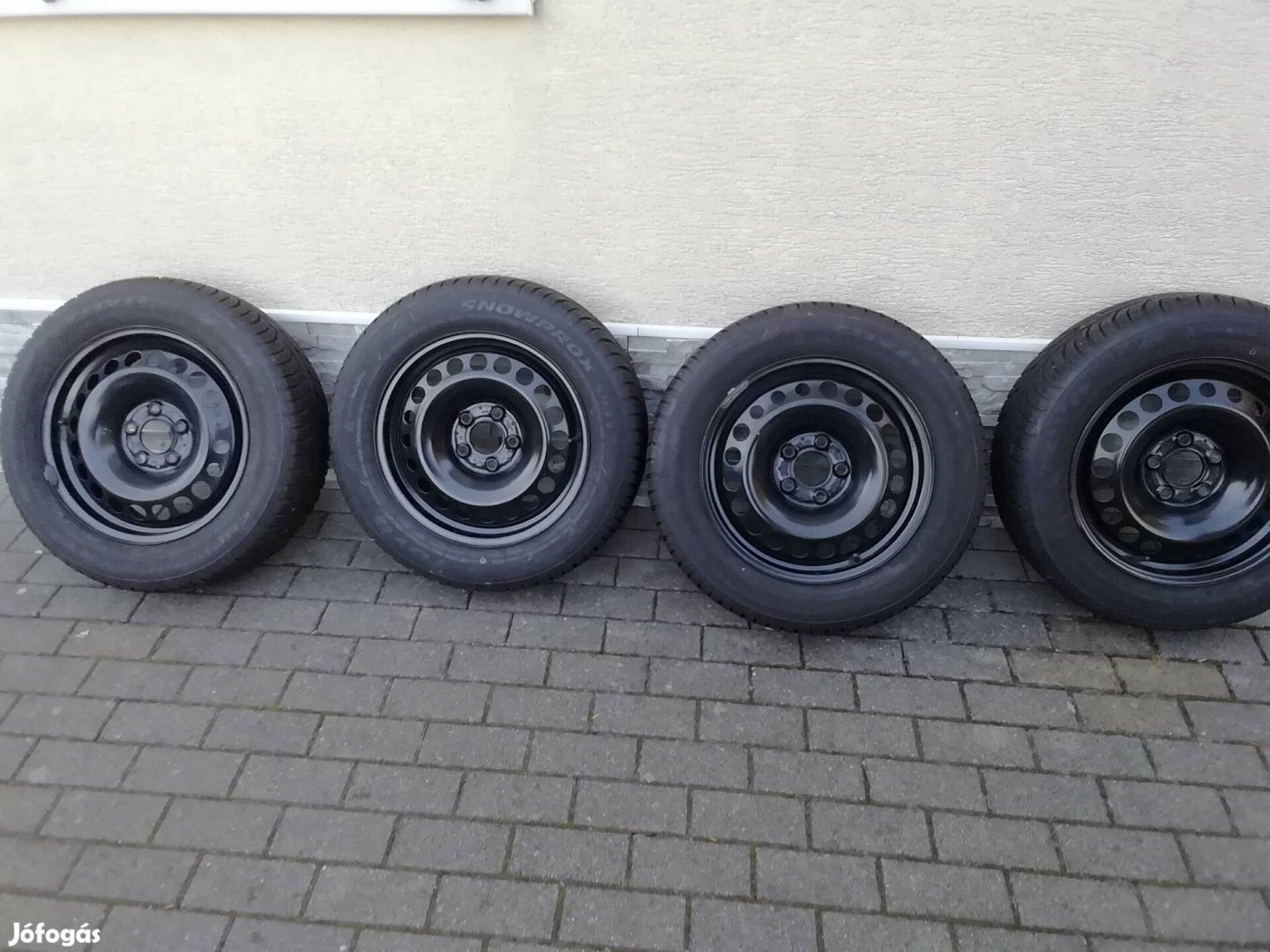 205/60R16 Toyo télikerék garnitúra teljesen újszerű, 9mm-es,eladók.