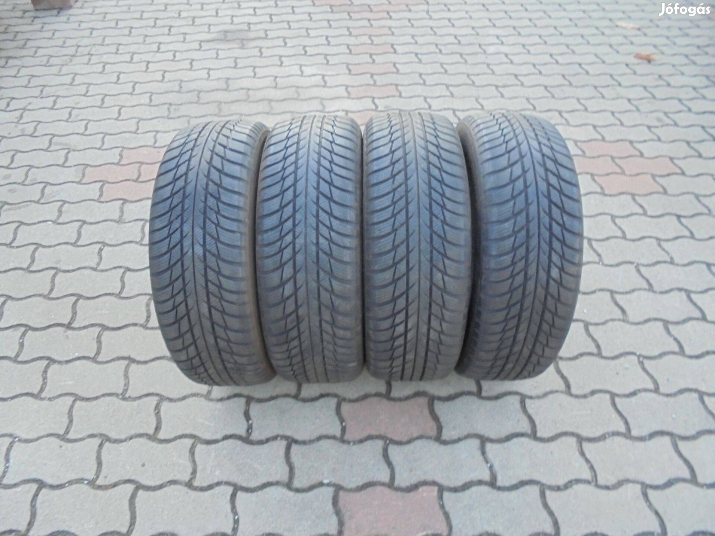 205/60 R16-os újszerű Bridgestone téli gumi eladó