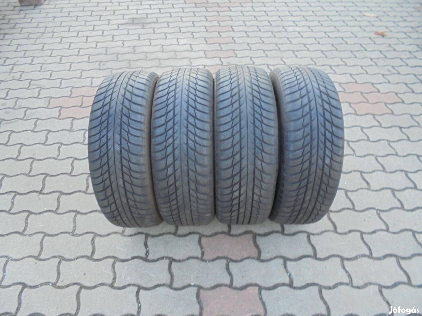 205/60 R16-os újszerű Bridgestone téli gumi eladó