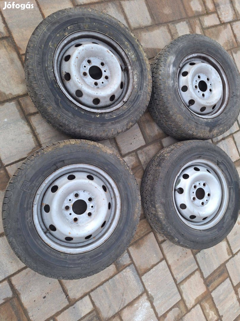 205/70 r15 c felnire szerelt téli gumi