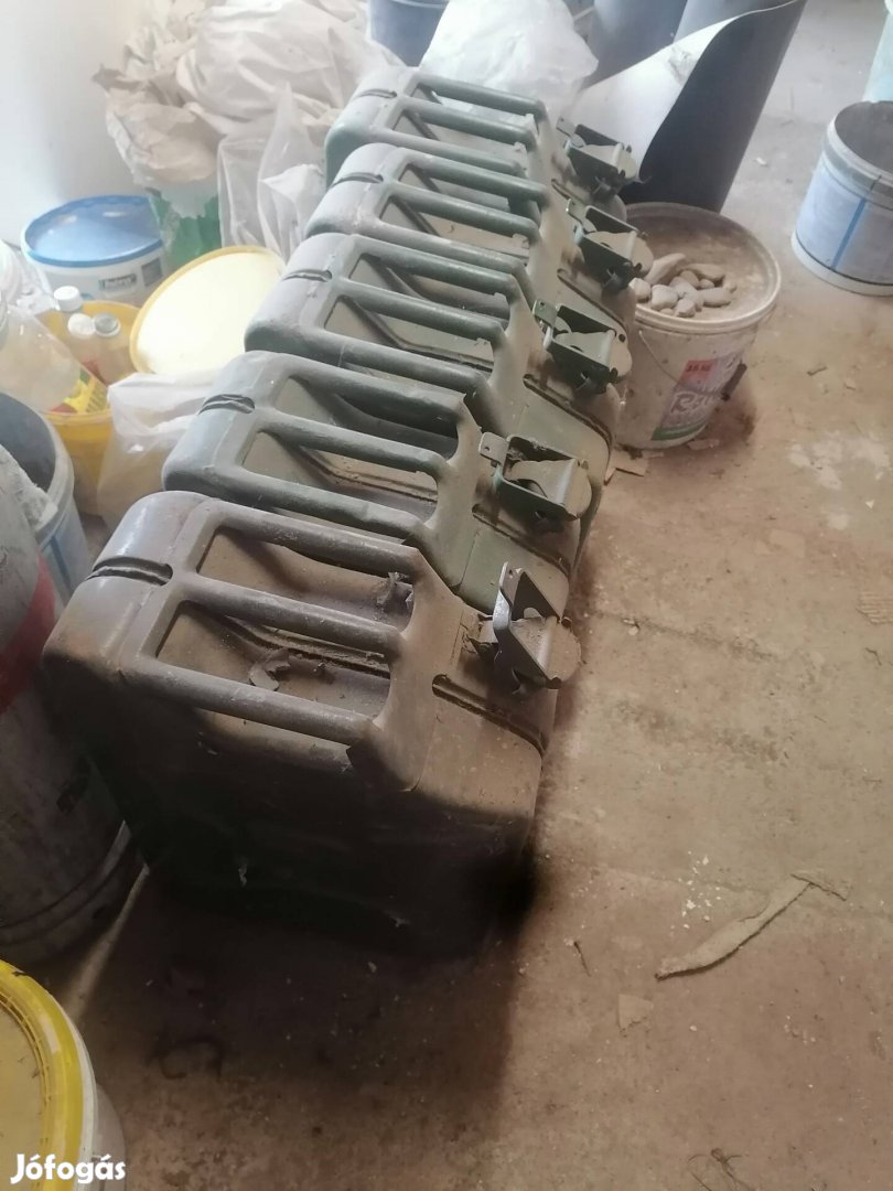 20 L üzemanyag kanna 6 db
