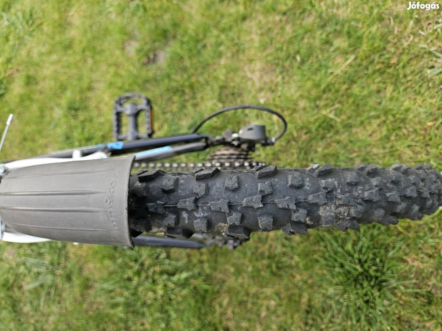 20-os fiú kerékpár