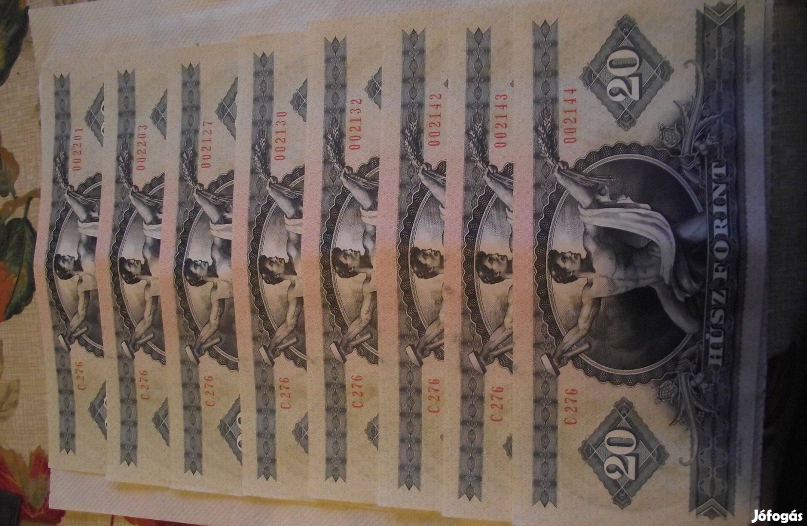 20 forint sorszámkövető is van benne magyar papírpénz