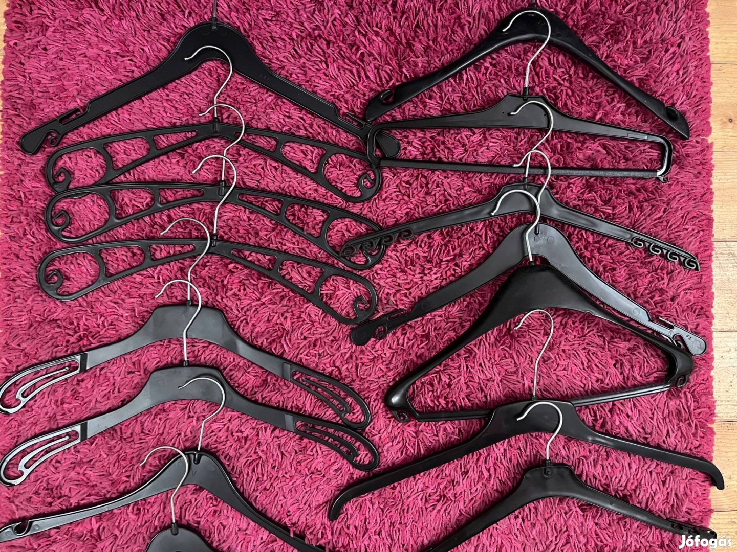 20db fekete ruha fogas, ruhafogas, vállfa!
