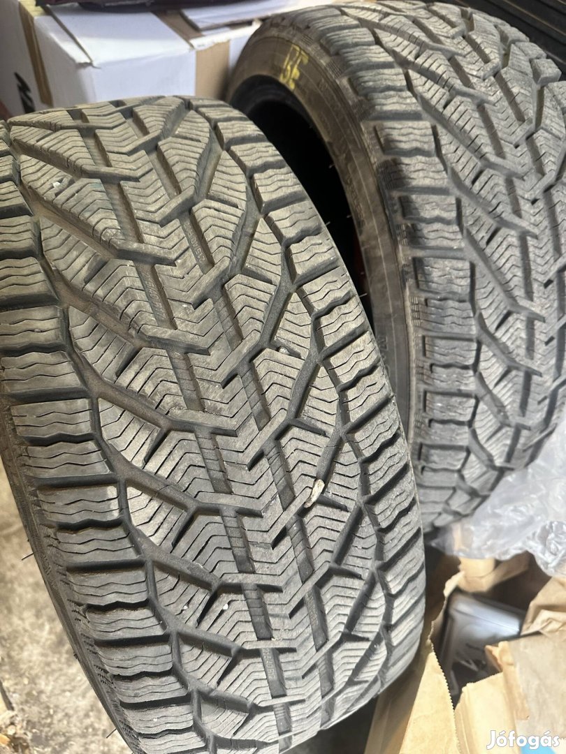 215/40 R17 téligumi