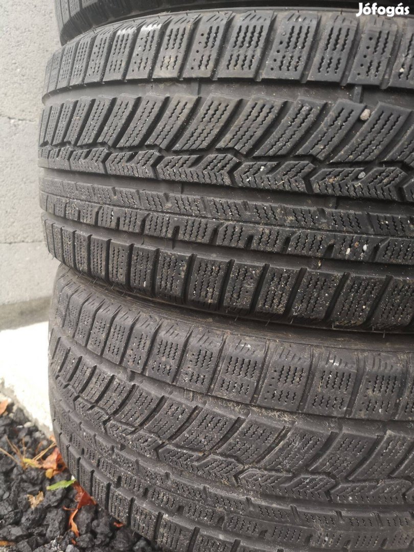 215/45R17 téligumik