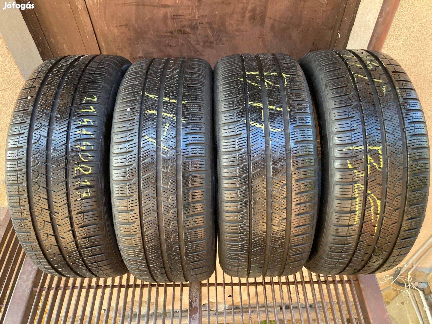 215/5017" használt Apollo négyévszakos gumi