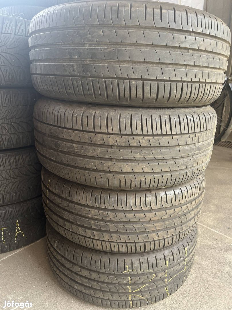 215/50R17"-s nyári gumi.