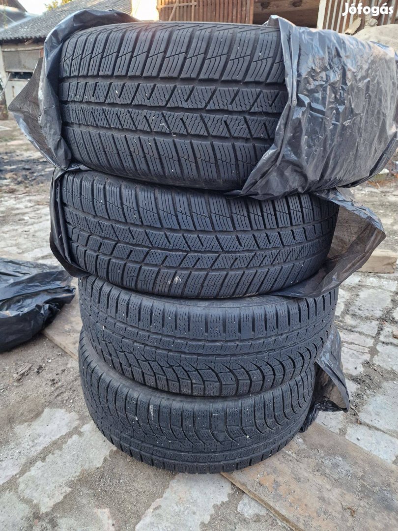 215/55 R17 Nokian téligumi