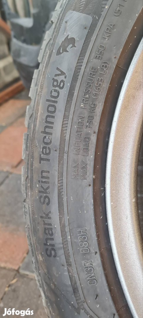 215 55 r17 Uniroyal téligumi