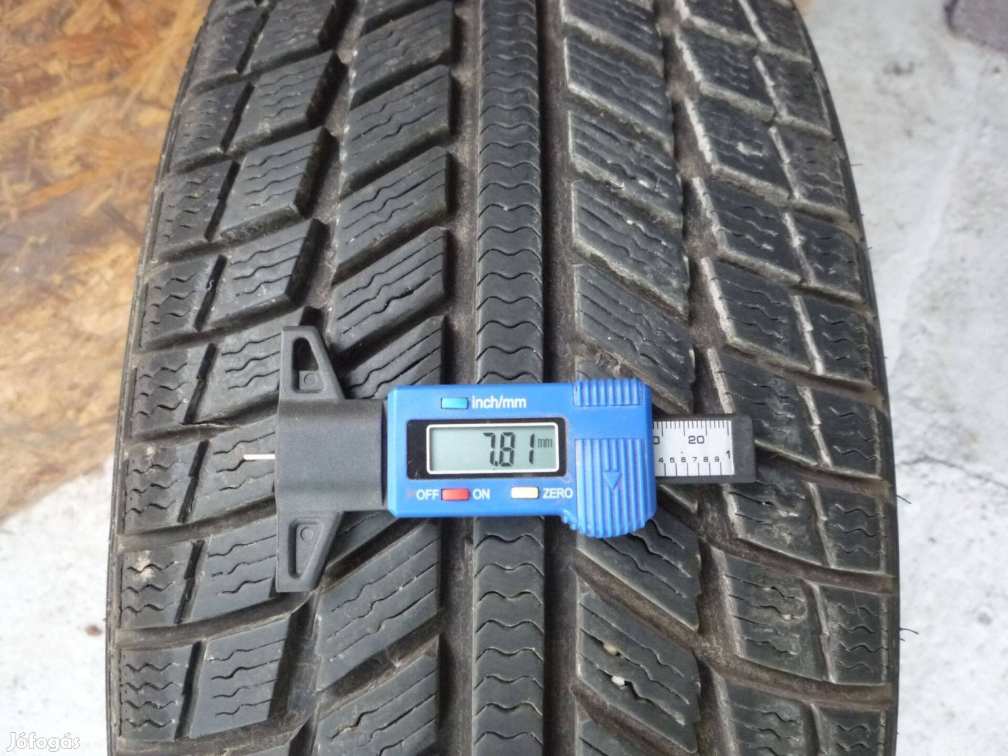 215/60R16C Syron téli gumi 2db teljesen újszerű állapotban eladó!