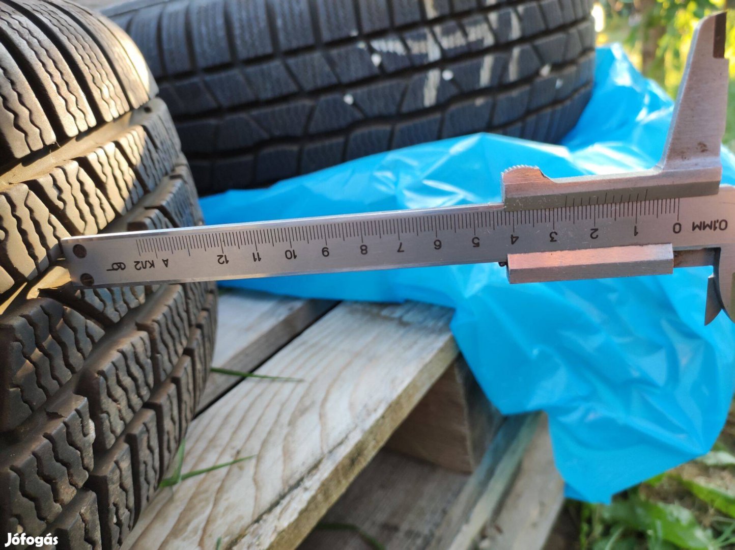 215/60 R16 Continental gumi + alu felni: 5x114,3 ET40 16x7.0 Agy:60,1