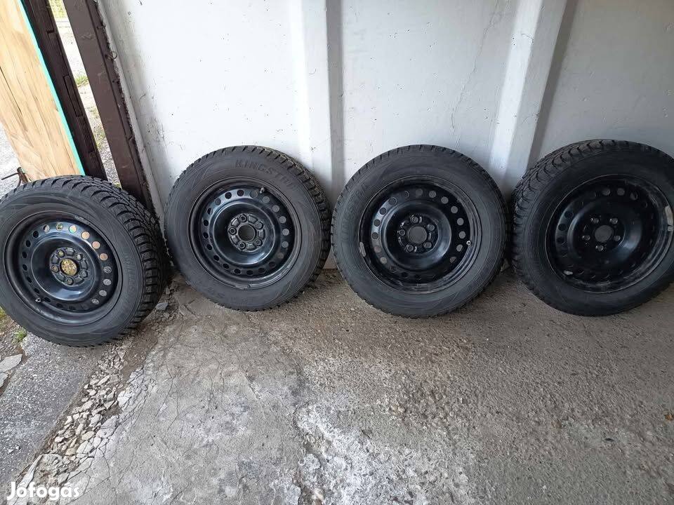 215/60 R16 téli gumi lemez felnire szerelve