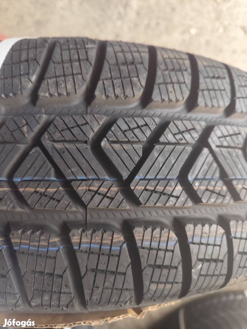 215/60 r17 új pirelli téligumi 